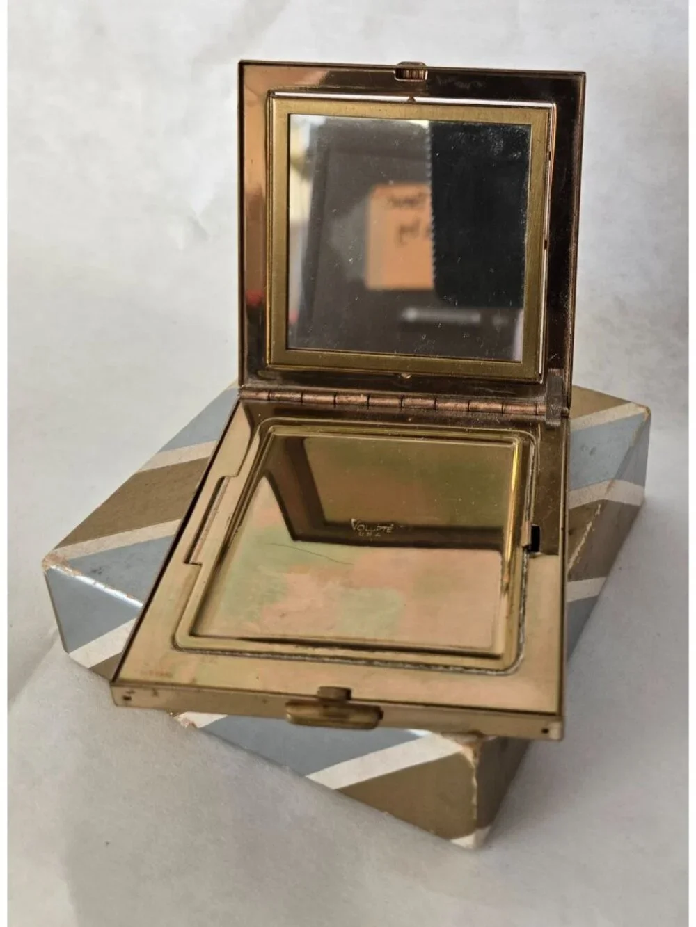 Vintage Volupte Ridged Mirrored Make-up Compact MCM Design Beauty 3x3 USA made